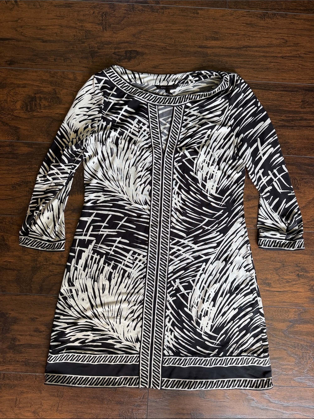 BCBGMAXAZRIA dress size medium black and white (Z14)